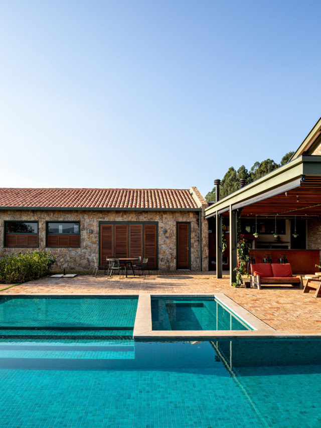 Casa de campo espaçosa com tijolo, pedra e vidro