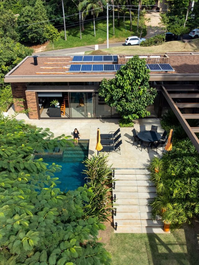 Casa moderna com vigas metálicas e jardim exuberante