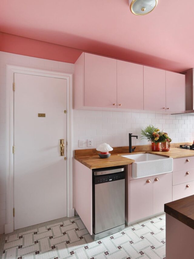 Cozinha rosa e banheiro vintage em apto em SP