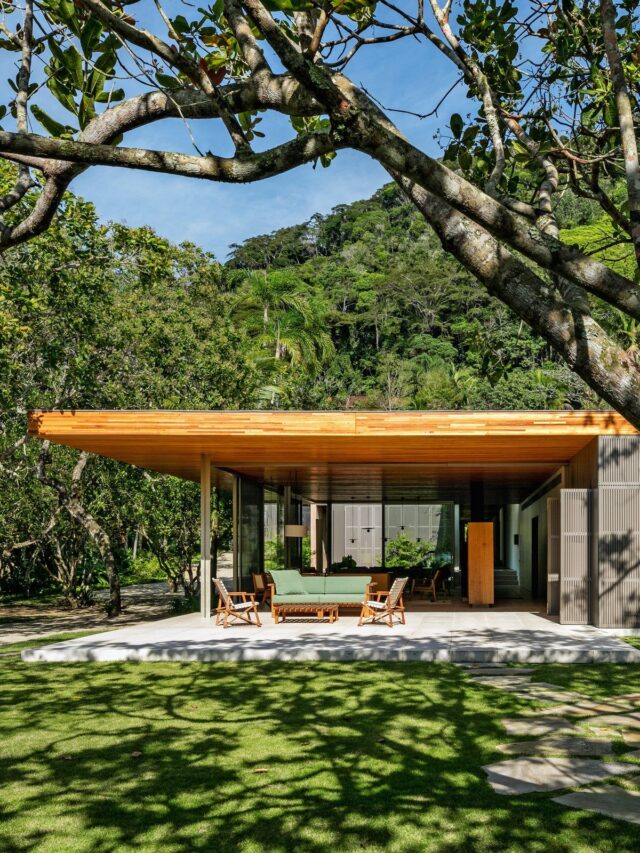 Casa moderna pé na areia em Ubatuba, SP