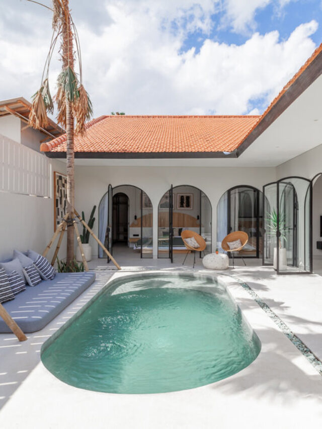 Casa de praia voltada para o pátio com piscina