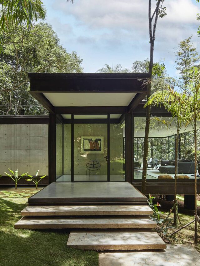 Casa de vidro em meio à mata em Brumadinho, MG