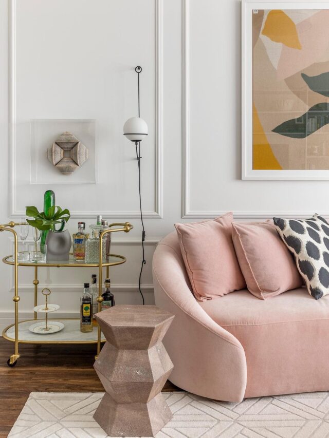 Apto ganha leveza com boiseries e sofá rosa